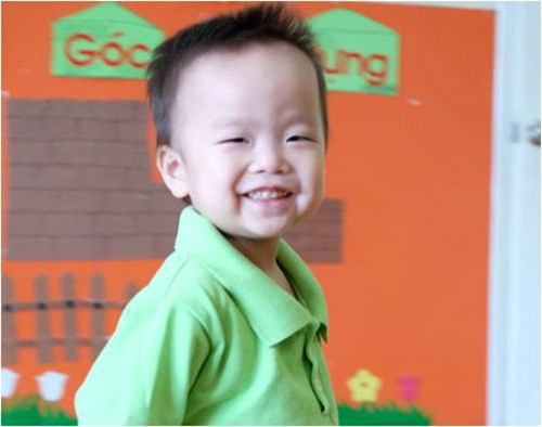 Bé trai 2 tuổi nói tiếng Anh sõi hơn tiếng Việt
